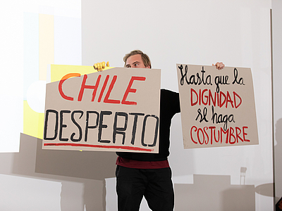 Protest Plakate aus Chile gehalten von einem Teilnehmer Goldene Plietsch
